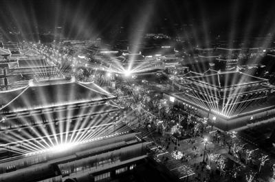 外地游客愛游夜西安 明年西安特色夜游街區(qū)達(dá)30個(圖1) 外地游客愛游夜西安 明年西安特色夜游街區(qū)達(dá)30個(圖1)