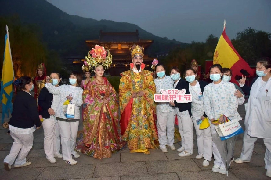 “向我們身邊的‘南丁格爾’致敬”《長恨歌》專場演出公益活動(dòng)(圖1) “向我們身邊的‘南丁格爾’致敬”《長恨歌》專場演出公益活動(dòng)(圖1)